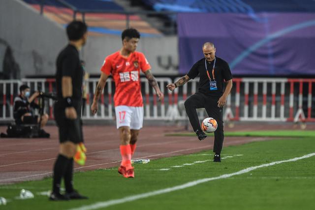 赵继伟18+10辽宁8人上双大胜深圳 总分2-0领先